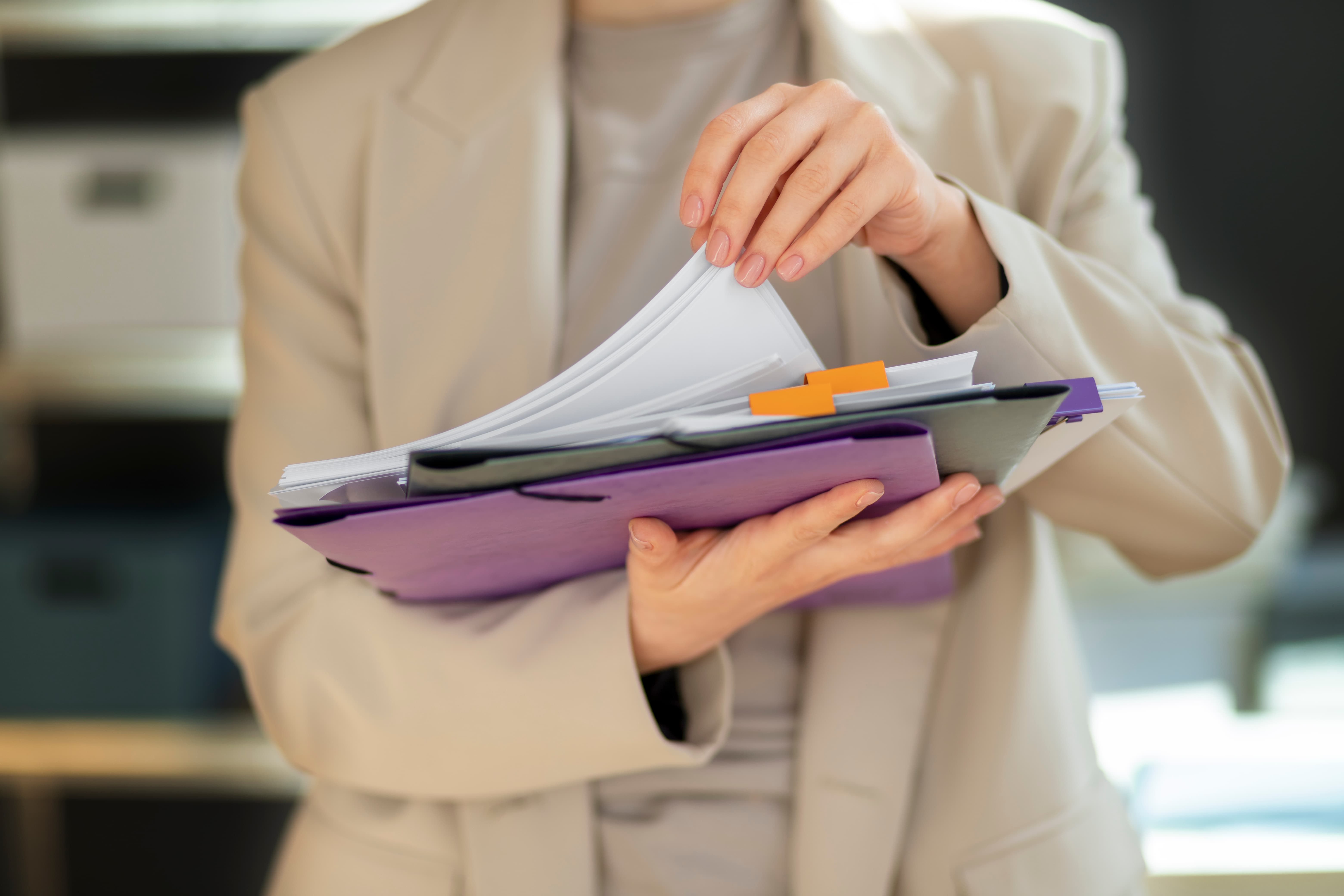 jeune-adulte-organisant-des-documents